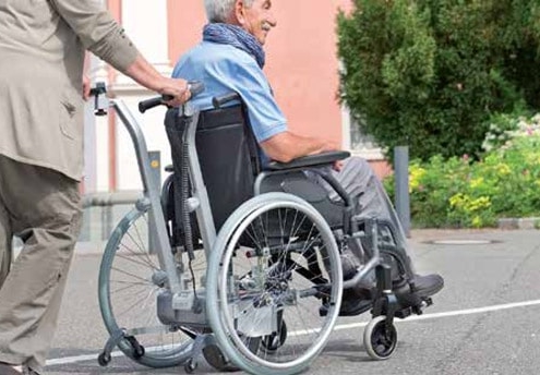 rahm_Schiebe- und Bremshilfe für den Rollstuhl
