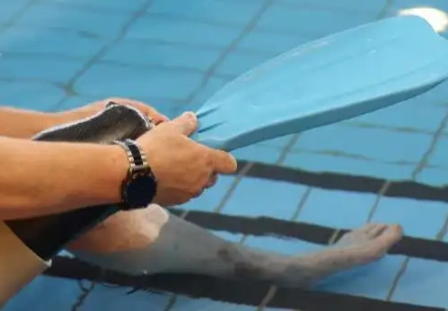 Schwimmhilfe für Amputierte