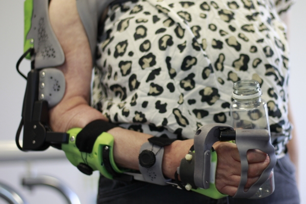 Patientin mit Armlähmung kann mit neo1 den Arm nutzen
