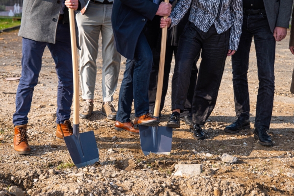 Symbolischer Spatenstich bei rahm für das Technologie- und Innovationscenter
