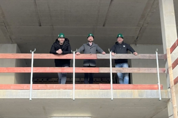 Das Projektleitungsteam begeht zum ersten Mal das rahm Technologie- und Innovationscenter.