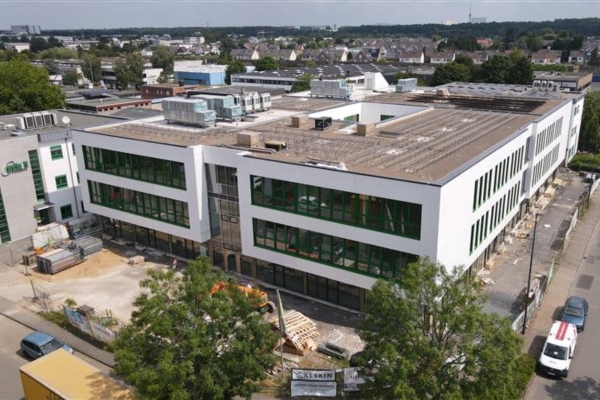 rahm Technologie- und Innovationscenter mit fertiger Fassade und Fensterfront.
